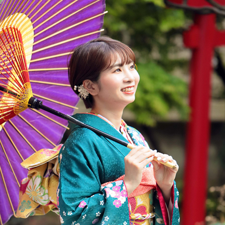 和風なお庭を背景に撮影